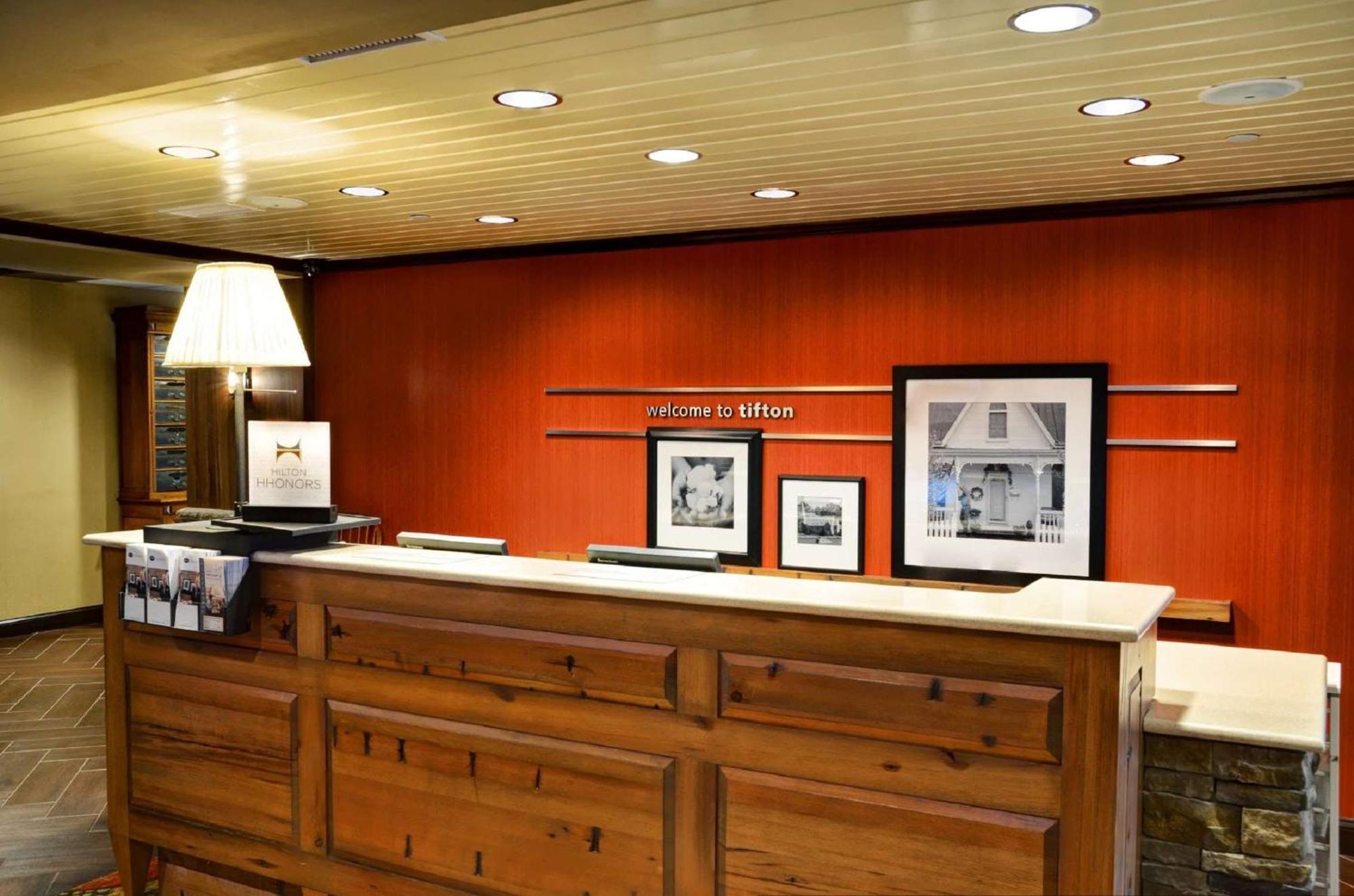 Hampton Inn & Suites Тифтон Экстерьер фото
